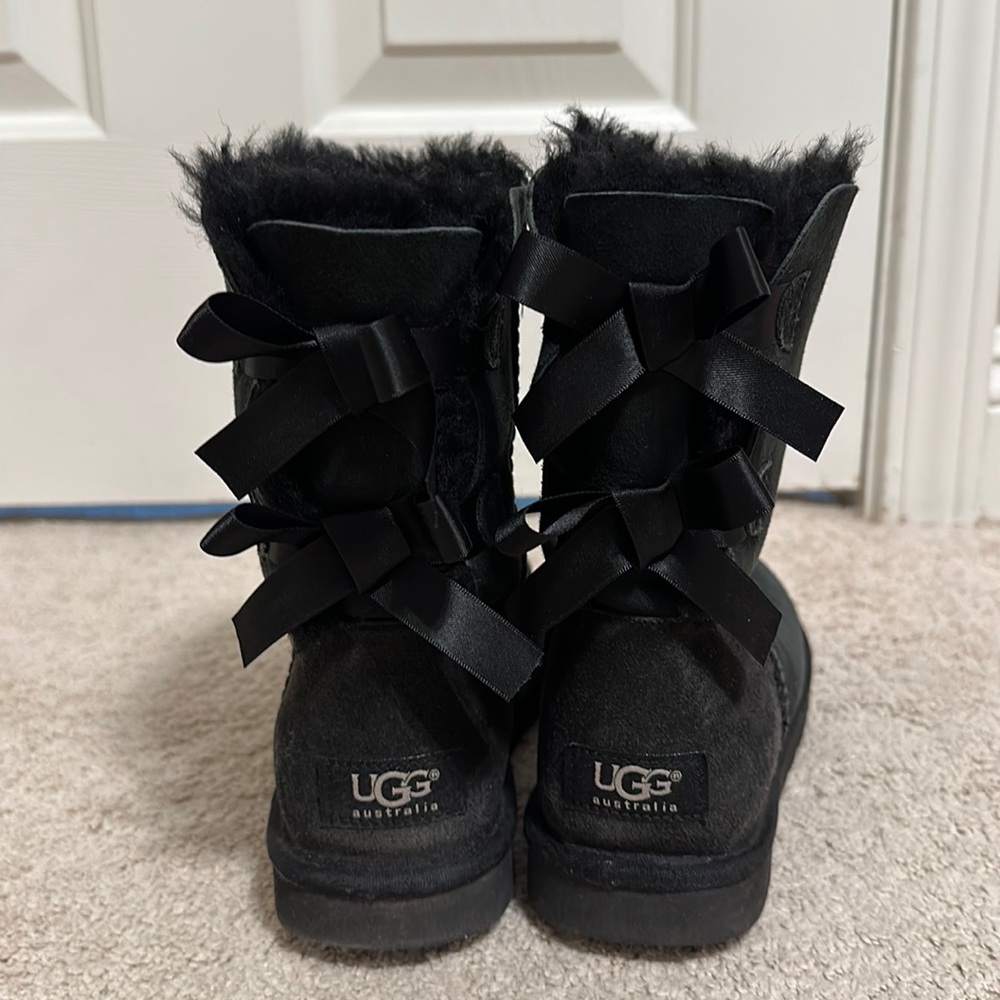 UGG Women's Bailey Bow II Black, size 6 - COPY